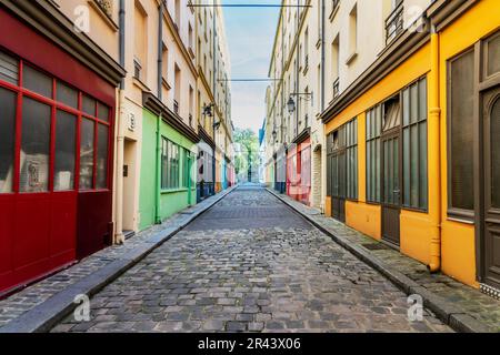 Ateliers et studios d'art colorés vintage dans une petite rue pavée n Paris, France Banque D'Images
