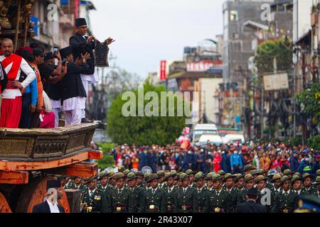 Un membre népalais du Guthi Sansthan présentant le Bhoto noir orné de pierres précieuses du « Dieu de la pluie » Rato Machhindanath au public depuis le char de t. Banque D'Images