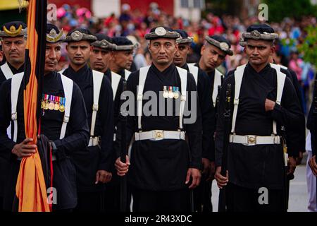 L'armée népalaise 'Sundul Jung Gulma' participe à un festival annuel de Bhoto Jatra au cours du dernier jour du "Dieu de la pluie" Rato Machhinranath Jatra in Banque D'Images