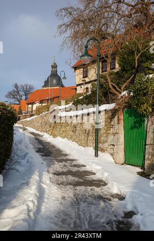 Gernrode dans les montagnes Harz, rue en hiver Banque D'Images