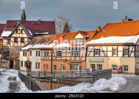 Gernrode dans les montagnes Harz, rue en hiver Banque D'Images