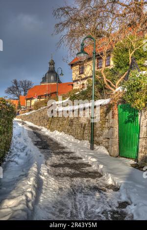 Gernrode dans les montagnes Harz, rue en hiver Banque D'Images