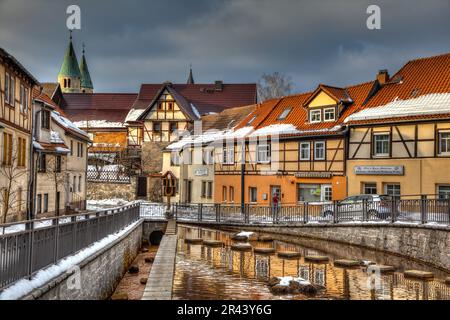 Gernrode dans les montagnes Harz, rue en hiver Banque D'Images