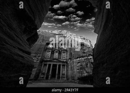 Treasury Al-Khazneh, vue historique en pierre de Petra. Noir blanc art. Voyage Jordanie Arabie vacances. Lumière du soir dans la nature, Jordanie. Roche en pierre r Banque D'Images