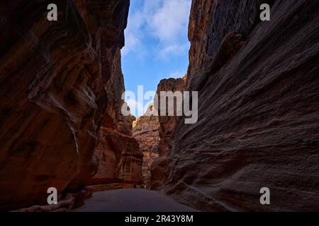 Treasury Al-Khazneh, vue historique en pierre de Petra. Voyage Jordanie, vacances en Arabie. Lumière du soir dans la nature, Jordanie. Arche de paysage en pierre rouge Banque D'Images