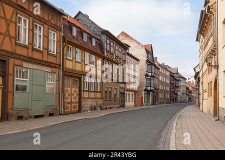 Rue avec maisons à colombages à Quedlinburg Banque D'Images