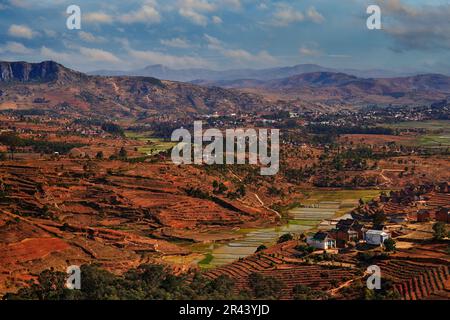 Paysage de Madagascar. montagne avec champs et villages. Destruction de la nature en Afrique, saison chaude à Madagascar. Champs orange avec maisons. Guetteur vi Banque D'Images