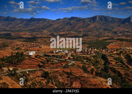 Paysage de Madagascar. montagne avec champs et villages. Destruction de la nature en Afrique, saison chaude à Madagascar. Champs orange avec maisons. Guetteur vi Banque D'Images