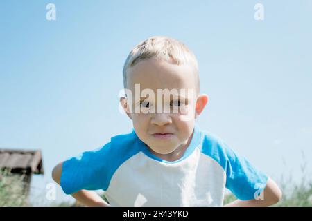 portrait d'un jeune garçon blond qui a l'air sérieux Banque D'Images