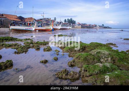 Bateaux de pêche garés sur la plage pour être réparés et repeints. la vie des pêcheurs dans un petit village. Banque D'Images