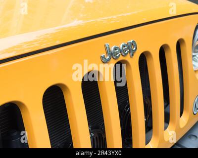 Erevan, Arménie, 20 mai 2023 : logo Jeep sur une voiture. Gros plan du logo Jeep sur la voiture jaune. Banque D'Images