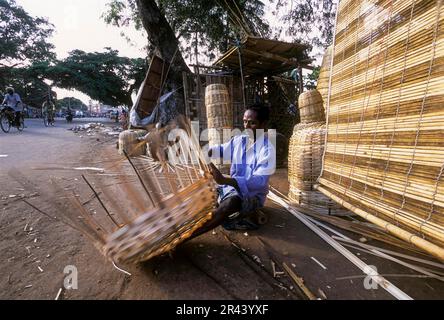 Un homme qui fait des bandes de bambou écologiques panier, Tamil Nadu, Inde du Sud, Inde, Asie Banque D'Images