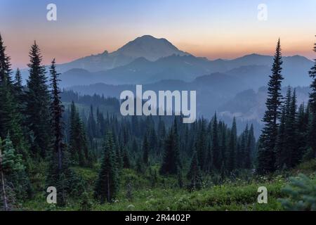 A Hazy Mount Rainier au crépuscule depuis le pic de Naches Banque D'Images