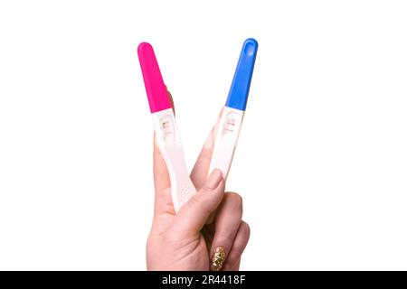 Tests de grossesse à la main isolés sur fond blanc Banque D'Images