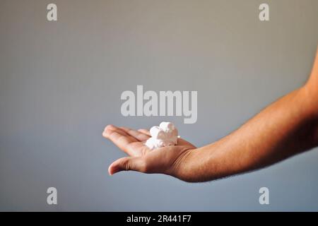 Homme avec de la mousse à raser dans sa main. Banque D'Images