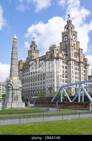 Liverpool, royaume-uni 16 mai 2023 tous les héros du mémorial de la salle des moteurs marins devant le Royal Liver Building Liverpool, Angleterre Banque D'Images