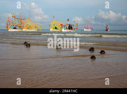 Les pêcheurs décorent leurs bateaux lors de la cérémonie de cueillette en mer (PETIK LAUT). C'est une sorte d'action de grâce à Dieu pour les poissons abondants Banque D'Images