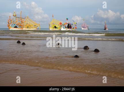 Les pêcheurs décorent leurs bateaux lors de la cérémonie de cueillette en mer (PETIK LAUT). C'est une sorte d'action de grâce à Dieu pour les poissons abondants Banque D'Images