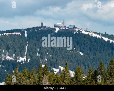 La station météorologique sur la montagne de Fichtelberg près d'Oberwiesenthal en Saxe. Temps ensoleillé au printemps avec le reste de la neige Banque D'Images