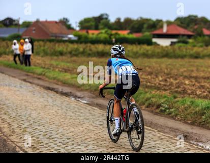 Gruson, France - 02 octobre 2021 : vue arrière de la cycliste britannique Elizabeth Deignan de Team Trek-Segafredo Women, à cheval sur le pavé Banque D'Images