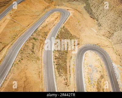 Vue aérienne supérieure de la route courbe de serpent. Route sinueuse des montagnes. Vue de dessus. Entrée de la serpentine avec carsTop vue aérienne de la route courbe de serpent. Vent Banque D'Images