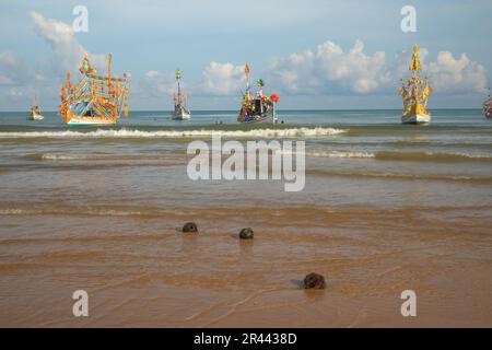 Les pêcheurs décorent leurs bateaux lors de la cérémonie de cueillette en mer (PETIK LAUT). C'est une sorte d'action de grâce à Dieu pour les poissons abondants Banque D'Images