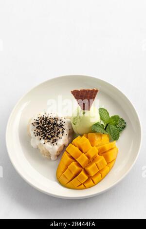 Mangue avec riz Sticky et crème glacée de Pandan, dessert thaïlandais célèbre Banque D'Images