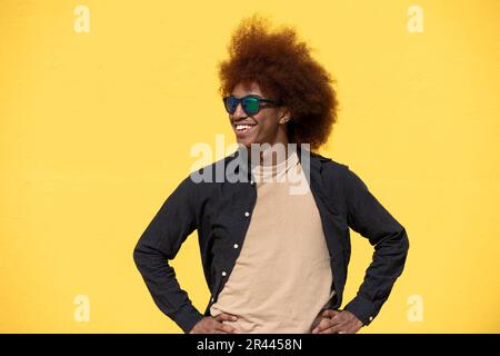 Jeune homme isolé sans souci avec ses mains sur les hanches Banque D'Images