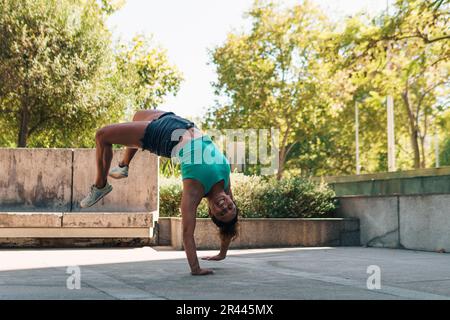 présentation des femmes faisant de la capoeira dans les rues Banque D'Images