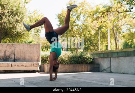 présentation des femmes faisant de la capoeira dans les rues Banque D'Images