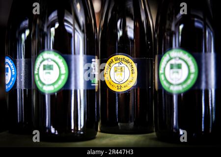 Amsterdam, pays-Bas. 26 mai 2023. La bière trappiste Westvleteren est en vente dans un magasin de spiritueux néerlandais. Les moines de l'abbaye de Sint-Sixtus à Westvleteren en Flandre préparent chaque année 7500 hectolitres de bière, répartis sur une cinquantaine de jours. Jusqu'à présent, Westvleteren n'était disponible qu'à l'abbaye elle-même, et seulement pour les particuliers. ANP RAMON VAN FLYMEN pays-bas Out - belgique Out/Alay Live News Banque D'Images