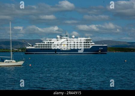 Bantry West Cork Irlande vendredi 26 mai 2023; le deuxième navire de croisière de 2023 est arrivé aujourd'hui dans le port de Bantry. Le SH Vega, un navire enregistré au Panama, transportant des passagers, fixe son ancre à 8am et les passagers débarquent pour des excursions d'une journée à Skibbereen, la Beara et la tête de Sheep Peninsules et autour de Bantry ville. Credit ED/Alamy Live News Banque D'Images