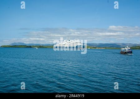 Bantry West Cork Irlande vendredi 26 mai 2023; le deuxième navire de croisière de 2023 est arrivé aujourd'hui dans le port de Bantry. Le SH Vega, un navire enregistré au Panama, transportant des passagers, fixe son ancre à 8am et les passagers débarquent pour des excursions d'une journée à Skibbereen, la Beara et la tête de Sheep Peninsules et autour de Bantry ville. Credit ED/Alamy Live News Banque D'Images