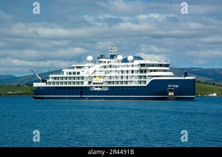 Bantry West Cork Irlande vendredi 26 mai 2023; le deuxième navire de croisière de 2023 est arrivé aujourd'hui dans le port de Bantry. Le SH Vega, un navire enregistré au Panama, transportant des passagers, fixe son ancre à 8am et les passagers débarquent pour des excursions d'une journée à Skibbereen, la Beara et la tête de Sheep Peninsules et autour de Bantry ville. Credit ED/Alamy Live News Banque D'Images