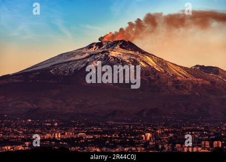 Catania et le volcan Etna avec fumée à l'aube, île de Sicile, Italie, Europe Banque D'Images
