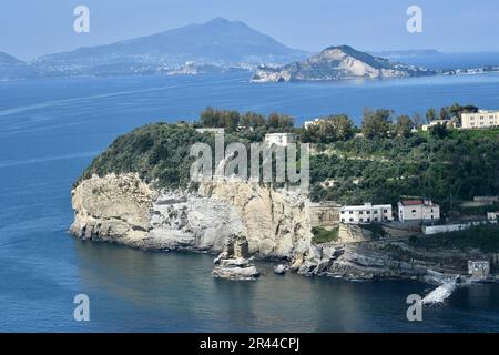 îles de Nisida, Procida et enfin Ischia vues de Posillipo Banque D'Images