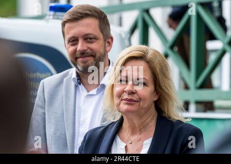 Petrovice, République tchèque. 26th mai 2023. La ministre de l'intérieur vit Rakusan (à gauche) assiste à une conférence de presse avec la ministre fédérale allemande de l'intérieur Nancy Faeser (à droite) à Petrovice, République tchèque, 26 mai 2023. Le principal sujet du débat est le régime à la frontière entre la République tchèque et l'Allemagne. Crédit : Ondrej Hajek/CTK photo/Alay Live News Banque D'Images