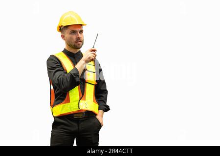 contremaître ouvrier de construction debout utilisant la commande radio isolée sur fond blanc Banque D'Images