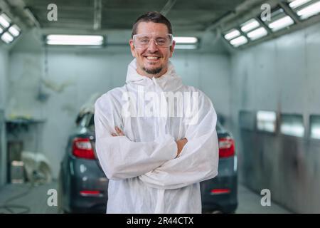 portrait homme garage peintre voiture peinture couleur manteau équipe employé sourire heureux Banque D'Images