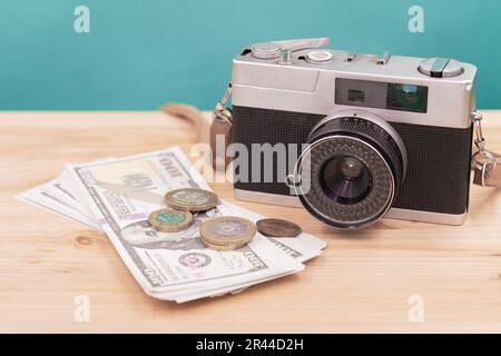 appareil photo vintage avec fausse monnaie pour vendre photographie ou photo de stock-photographe de carrière concept Banque D'Images