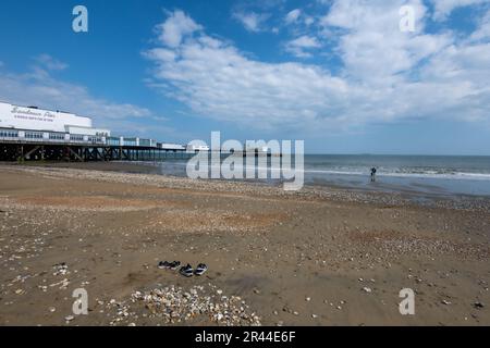 Parti pour une pagaie, chaussures sur la plage, Sandown Beach et jetée, Sandown Bay, île de Wight, Royaume-Uni Banque D'Images