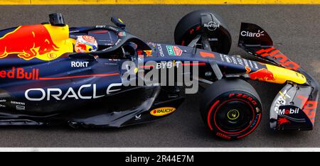 Max Verstappen réchauffe sa voiture sur la piste de la fosse lors des qualifications au Grand Prix de Formule 1 d'Australie. Banque D'Images