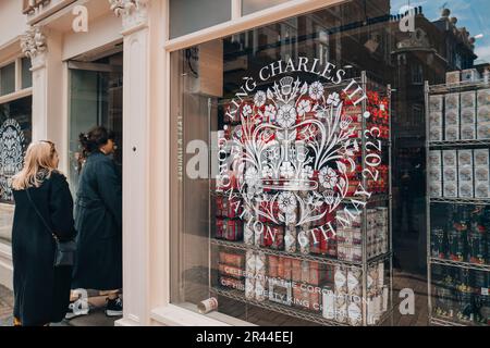 Londres, Royaume-Uni - 13 avril 2023: Panneau célébrant le couronnement du roi Charles III dans la fenêtre de la liberté, un grand magasin à Oxford Circus célèbre pour Banque D'Images