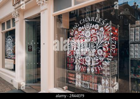 Londres, Royaume-Uni - 13 avril 2023: Panneau célébrant le couronnement du roi Charles III dans la fenêtre de la liberté, un grand magasin à Oxford Circus célèbre pour Banque D'Images