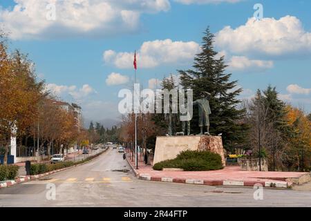 Merzifon, Amasya, Turquie - 27 novembre 2022 : vue sur la statue d'Ataturk. La composition de la Statue est sur l'aviation et "l'avenir est le ciel" écrit dessus Banque D'Images