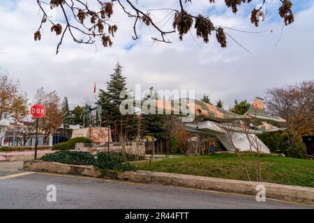 Merzifon, Amasya, Turquie - 27 novembre 2022 : vue sur la statue d'Ataturk. La composition de la Statue est sur l'aviation et "l'avenir est le ciel" écrit dessus Banque D'Images