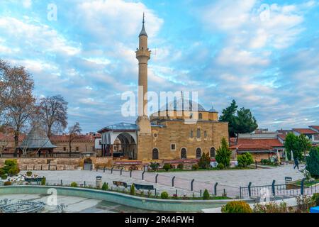 Merzifon, Turquie - 27 novembre 2022 : la mosquée Merzifonlu Kara Mustafa Pasa et sa vue panoramique sur la place. La mosquée est une attraction touristique populaire. Banque D'Images