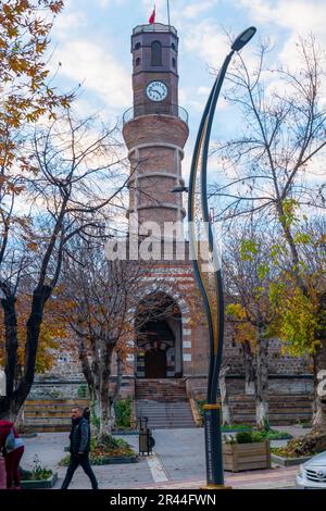 Merzifon, Amasya, Turquie - 27 novembre 2022: Merzifon Tour de l'horloge est une tour de l'horloge située sur la porte d'entrée monumentale de Celebi Mehmet Madrasa, Banque D'Images