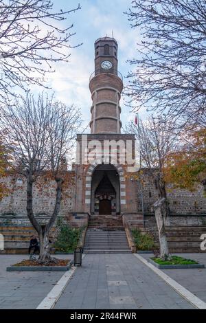 Merzifon, Amasya, Turquie - 27 novembre 2022: Merzifon Tour de l'horloge est une tour de l'horloge située sur la porte d'entrée monumentale de Celebi Mehmet Madrasa, Banque D'Images
