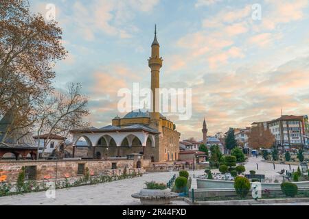 Merzifon, Turquie - 27 novembre 2022 : la mosquée Merzifonlu Kara Mustafa Pasa et sa vue panoramique sur la place. La mosquée est une attraction touristique populaire. Banque D'Images